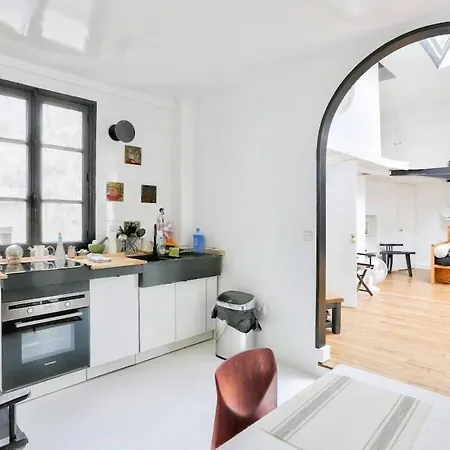 Apartment On Rue Pierre Fontaine